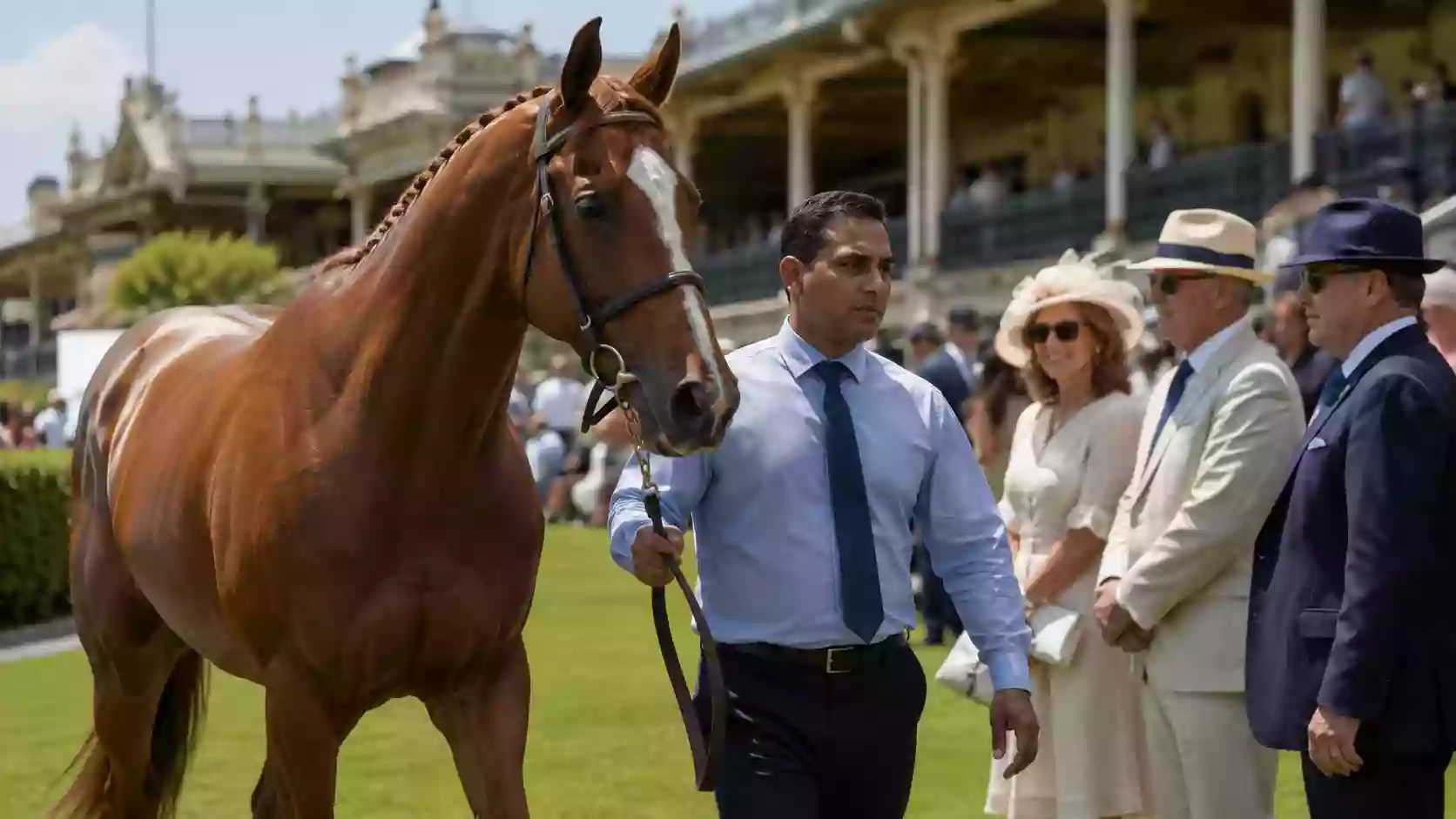 Tribuna e parade ring di una grande giornata di galoppo internazionale britannica