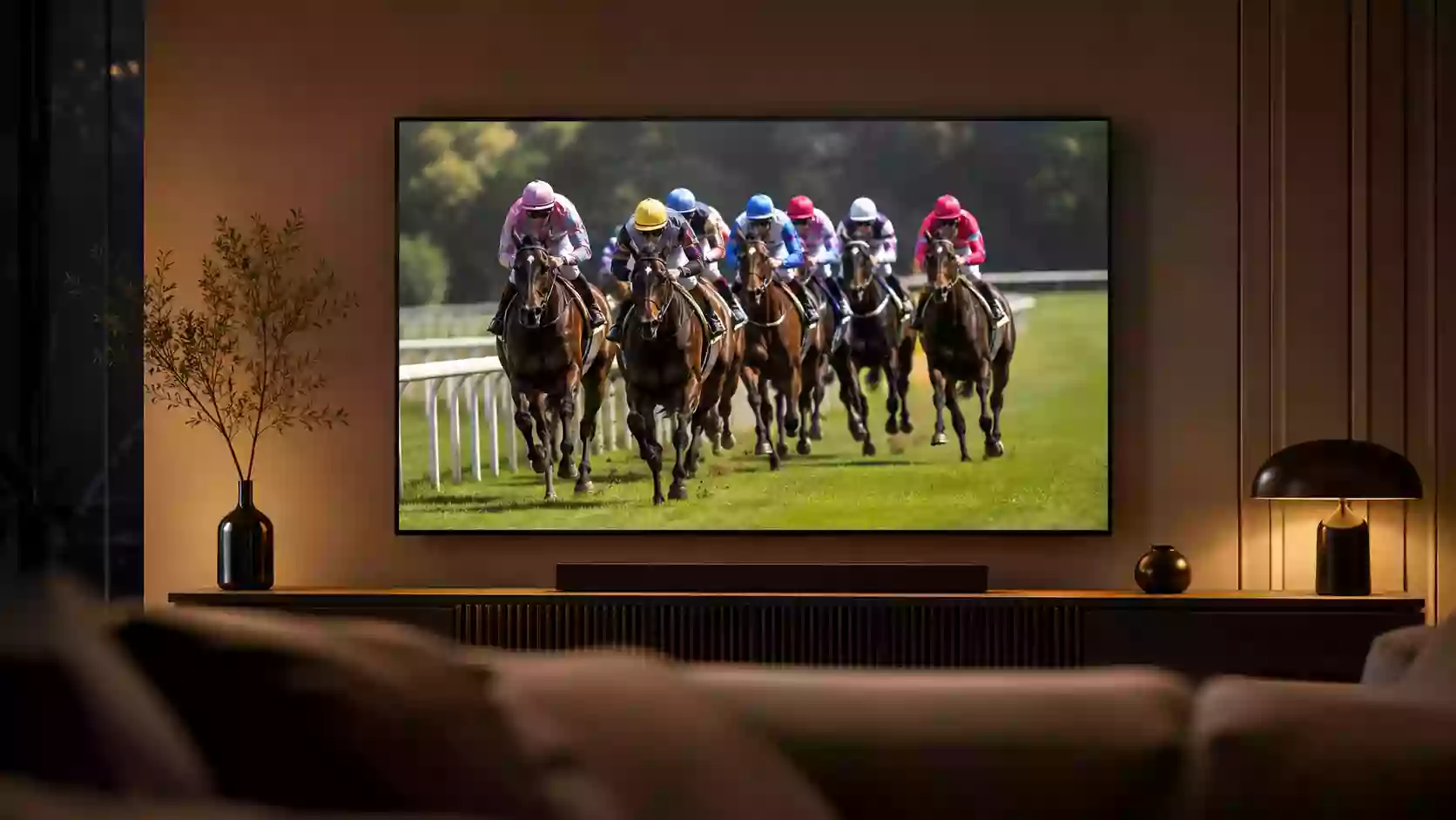 Televisore in salotto con streaming live di una corsa di galoppo internazionale